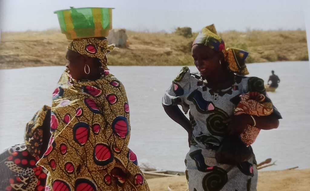 Femmes Massa au bord du Logone, Cameroun, dans le bassin du lac Tchad 